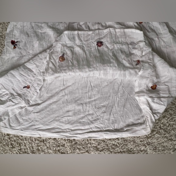 Size Large Embroidered White Floral Women's Top NWT - Picture 3 of 7